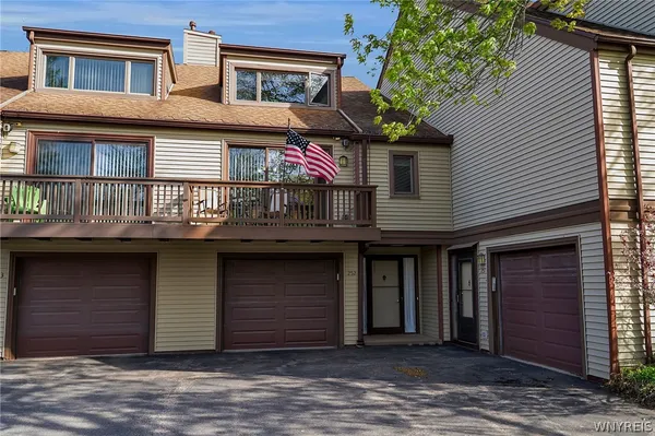 $299,900 | 252 Old Meadow Drive, Amherst, NY 14051