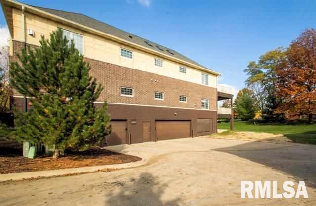 6215 Utica Ridge Road Davenport, IA 52807 - Photo 4 of 14 Gallery Image 4