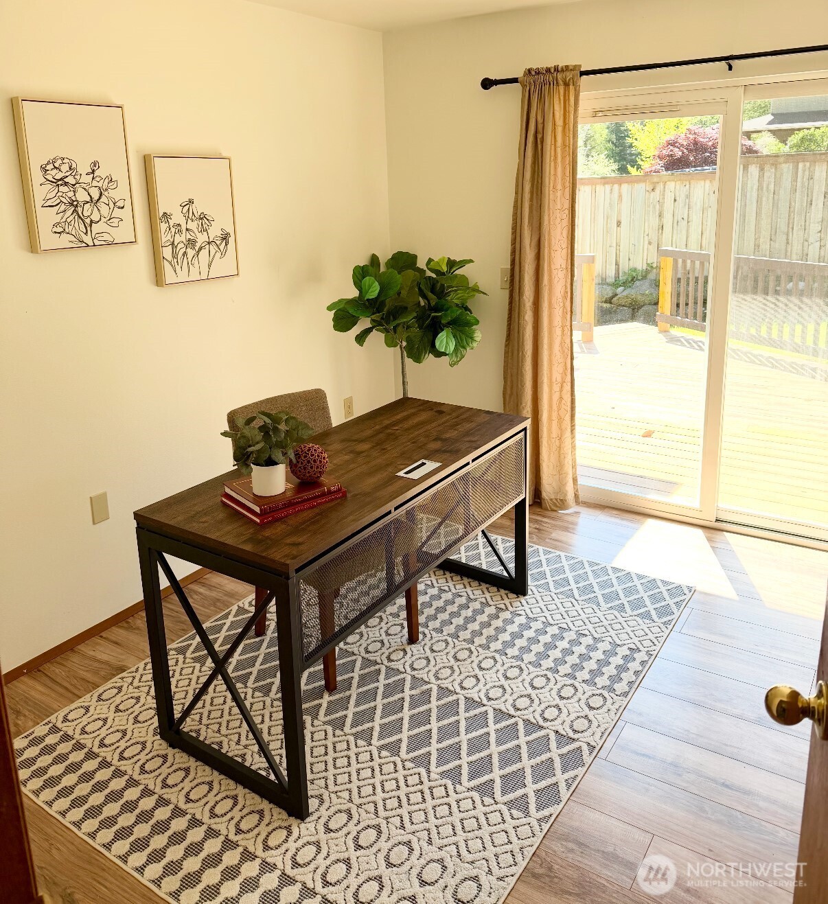 919 43rd Street Port Townsend, WA 98368 - Photo 4 of 28 a living room with a table and a potted plant