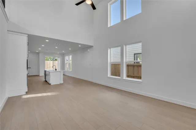 an empty room with windows and pillars in it