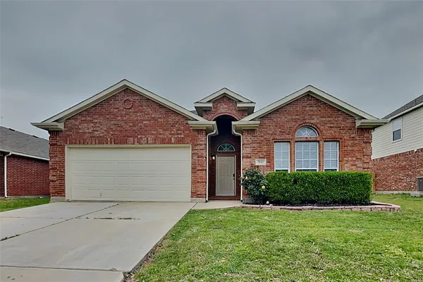 $2,150 | 900 Pebble Creek Drive, Burleson, TX 76028