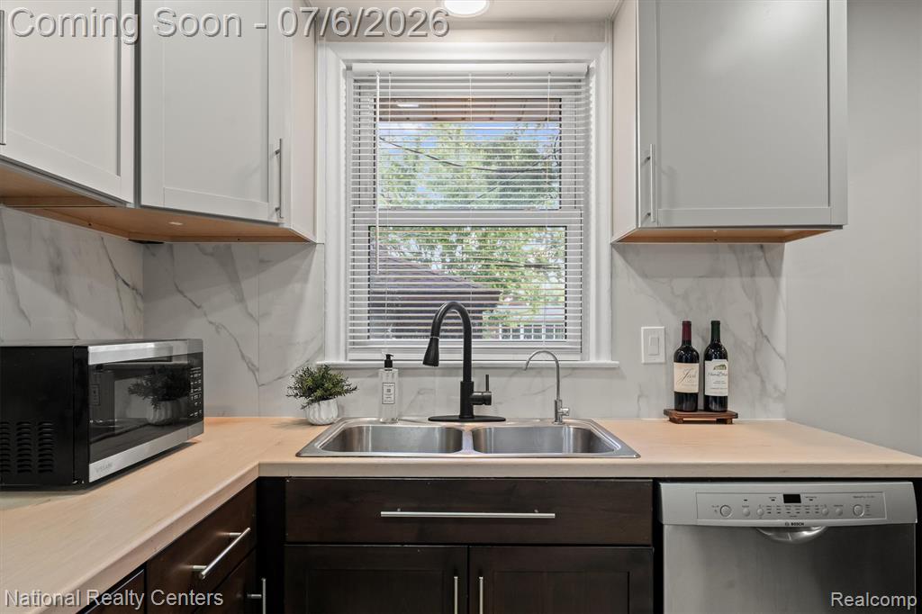 9984 Hemingway Redford, MI 48239 - Photo 13 of 33