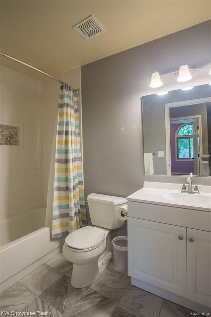 16897 Ryan Road Livonia, MI 48154 - Photo 24 of 34 Upper level full bath