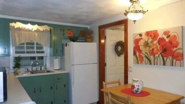 $1,900 | 46 Chestnut Street, East Longmeadow, MA 01028