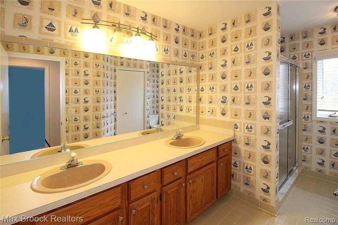 1192 Bembridge Drive Rochester, MI 48307 - Photo 33 of 47 Upper Level Full Bath with Double Sinks Separate Tub and Shower
