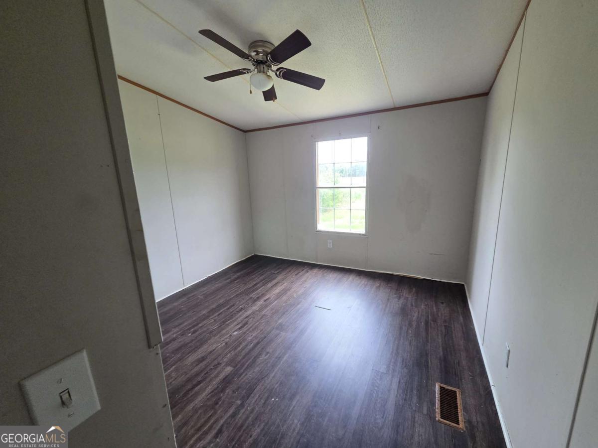 147 Barn Rd Circle Jesup, GA 31545 - Photo 5 of 9