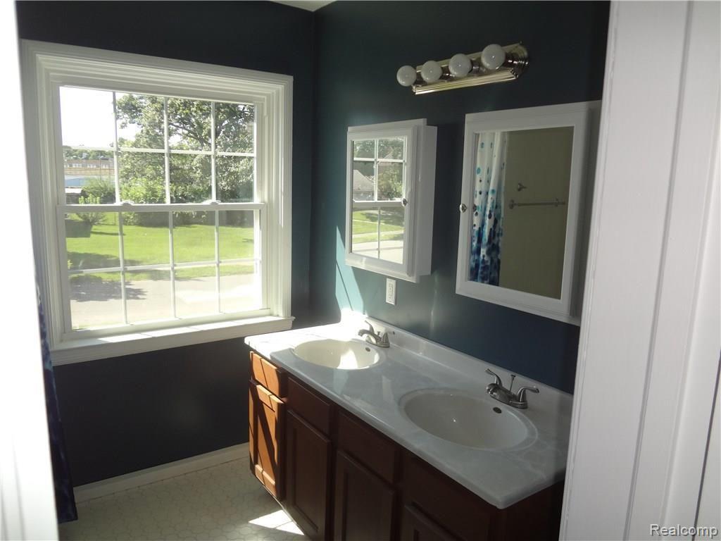 19800 Canterbury Road Detroit, MI 48221 - Photo 40 of 51 Master BAth.JPG