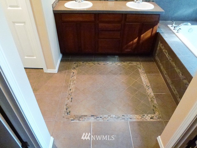 3927 Northeast 9th Place Renton, WA 98056 - Photo 14 of 24
