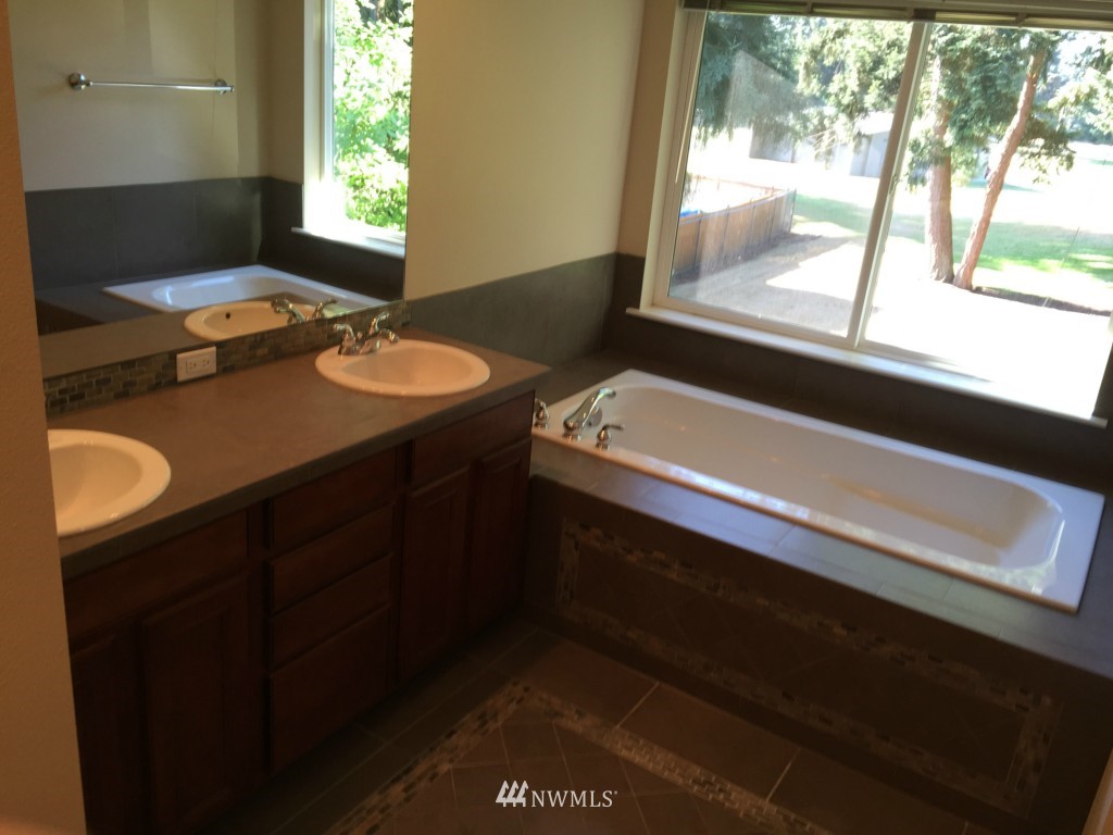 3927 Northeast 9th Place Renton, WA 98056 - Photo 15 of 24