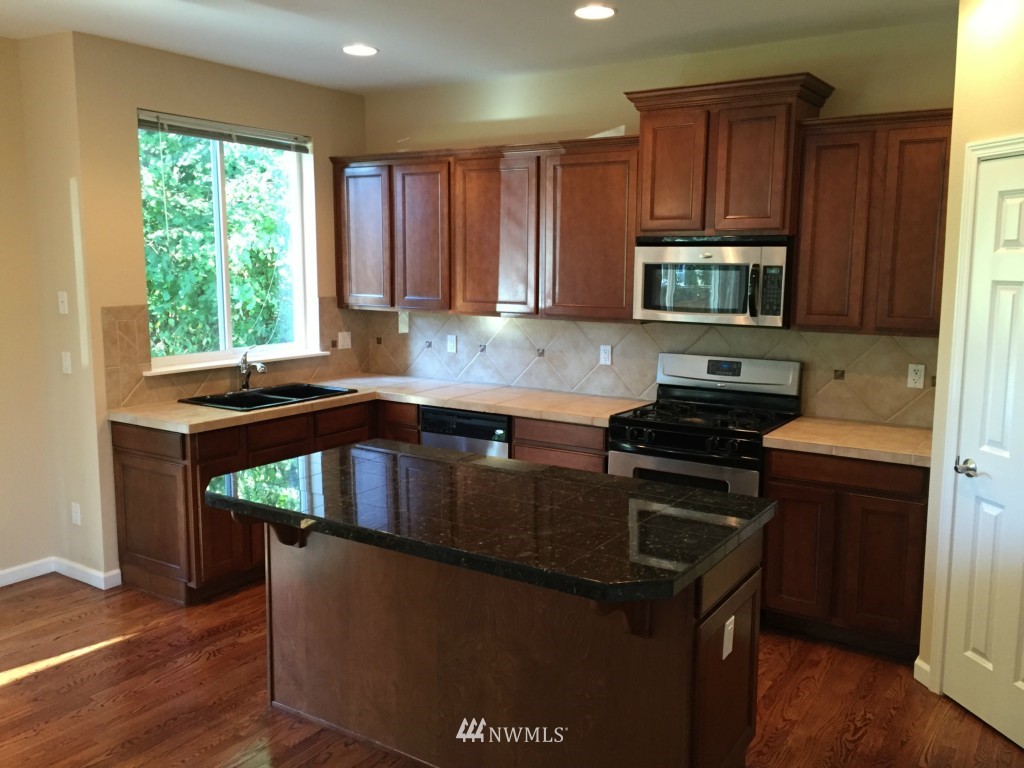 3927 Northeast 9th Place Renton, WA 98056 - Photo 9 of 24