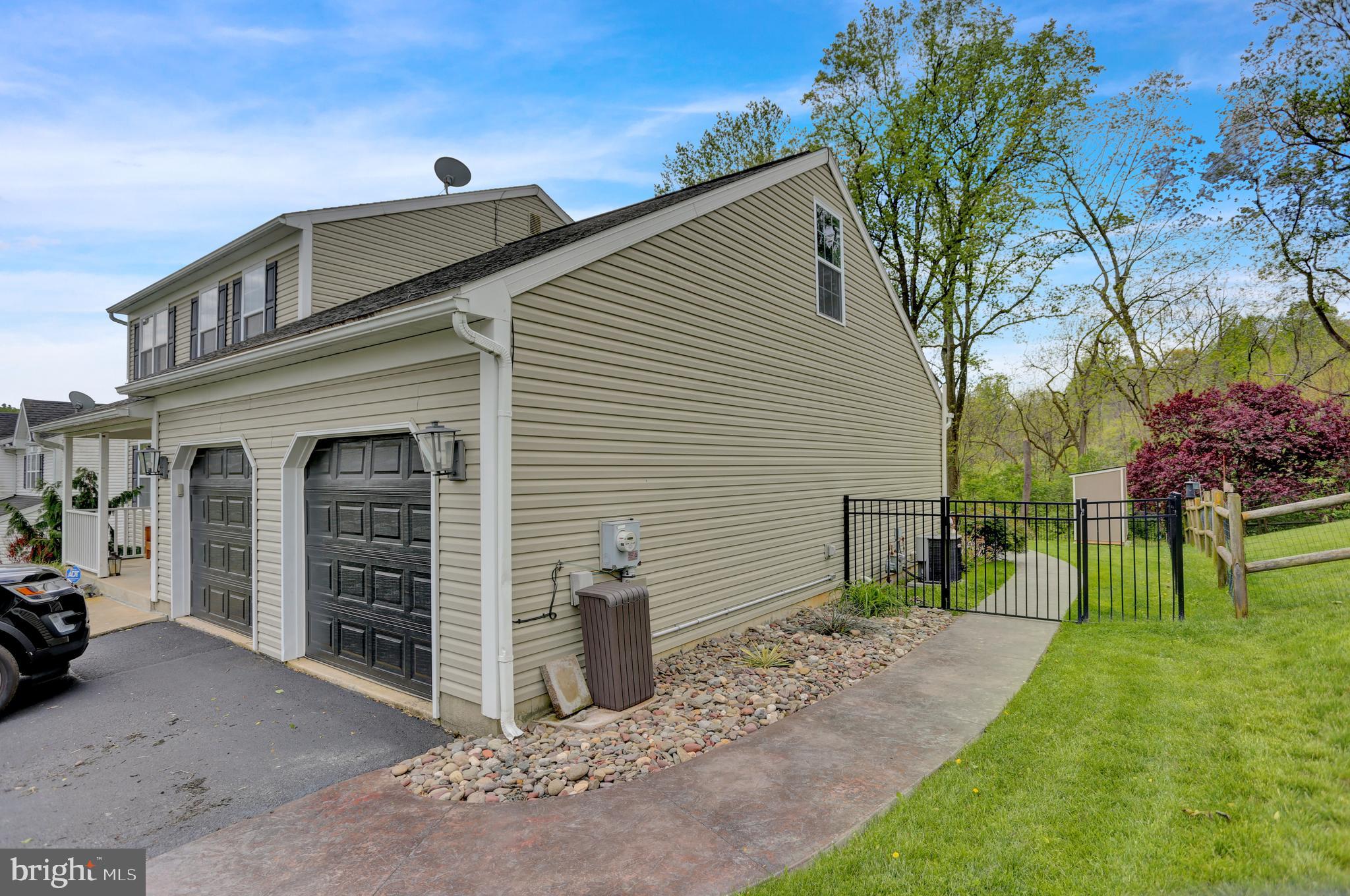 304 Longview Drive Reading, PA 19608 - Photo 3 of 38