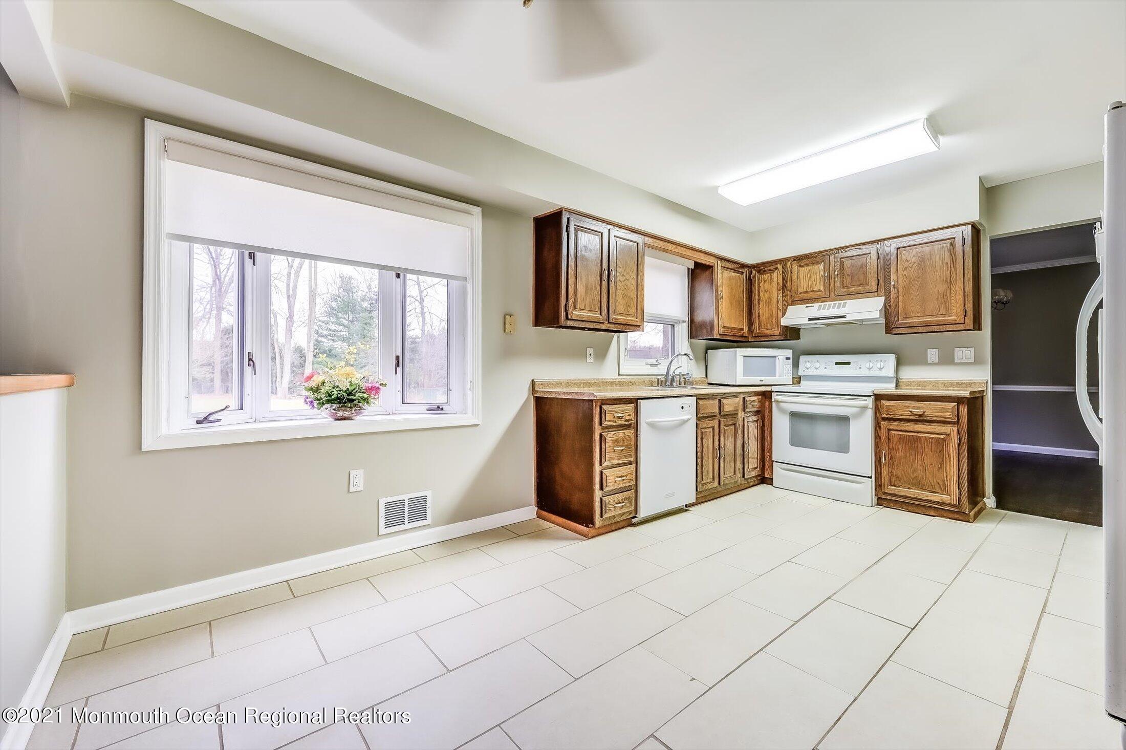 642 Tennent Road Manalapan, NJ 07726 - Photo 11 of 34 10-18179452