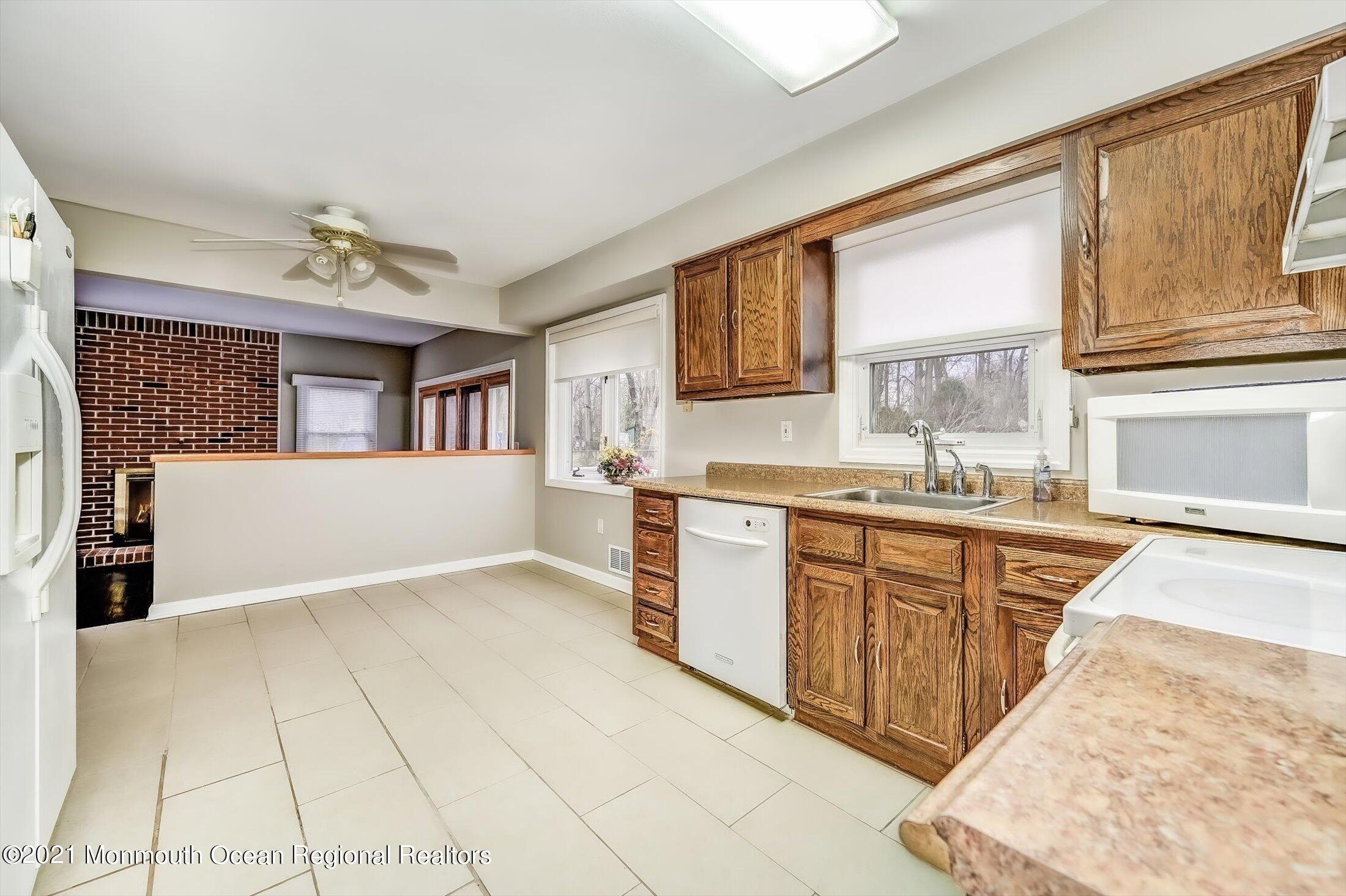 642 Tennent Road Manalapan, NJ 07726 - Photo 12 of 34 15-18179465