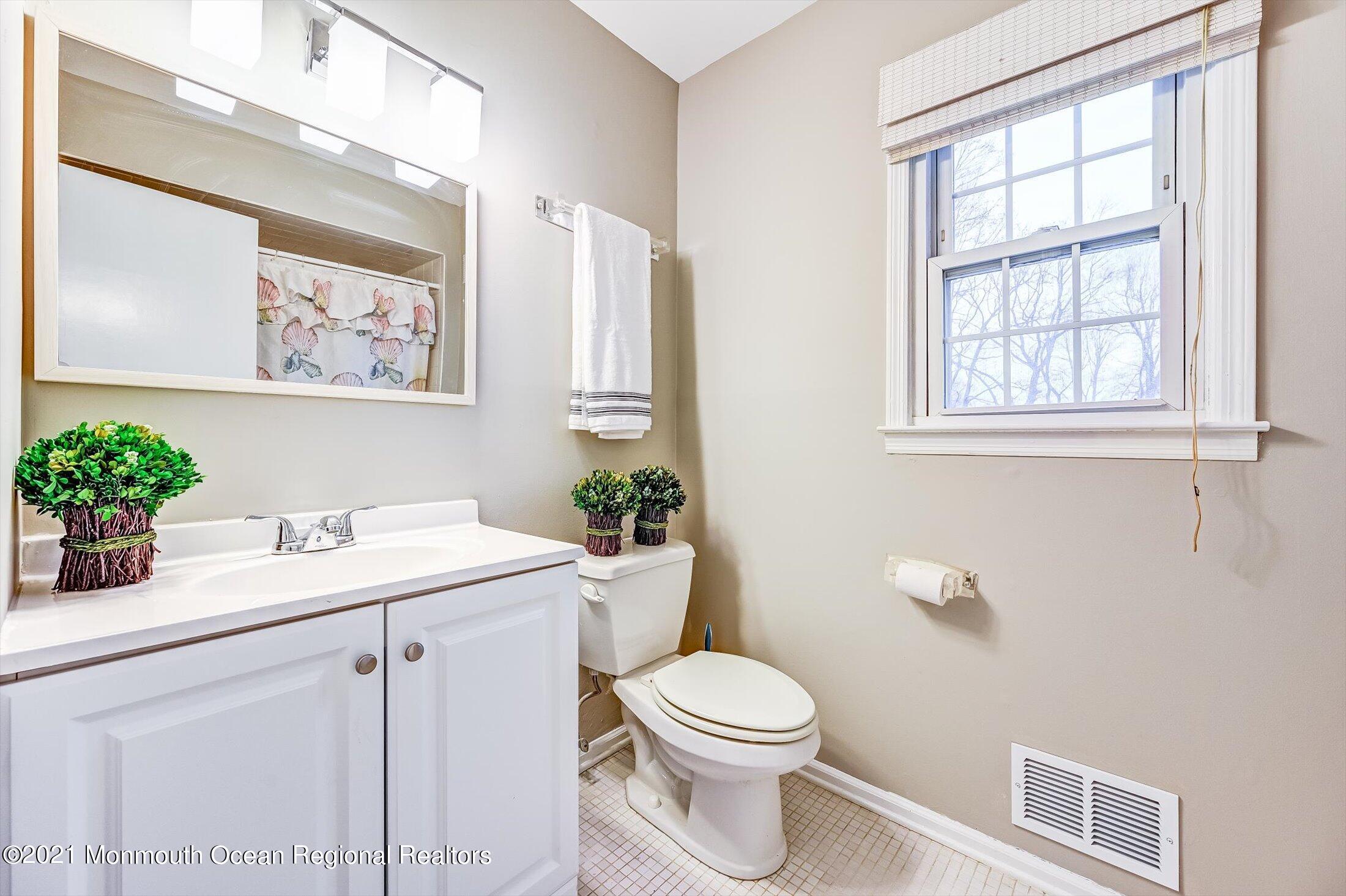 642 Tennent Road Manalapan, NJ 07726 - Photo 27 of 34 28-18179477