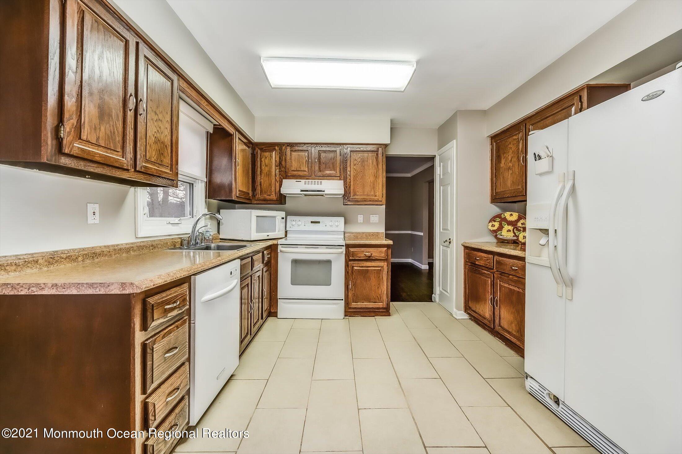 642 Tennent Road Manalapan, NJ 07726 - Photo 8 of 34 13-18179460