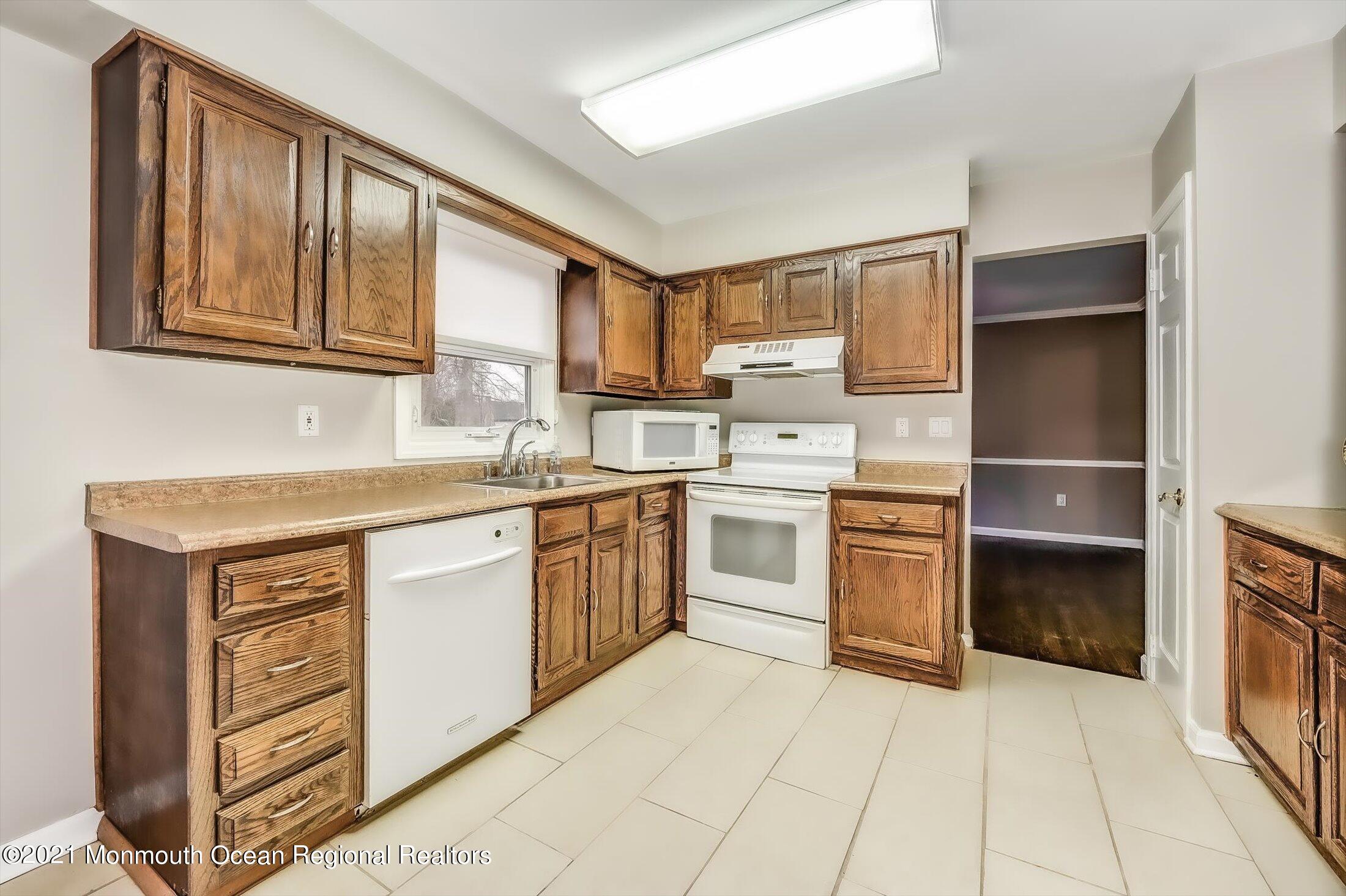 642 Tennent Road Manalapan, NJ 07726 - Photo 9 of 34 12-18179457