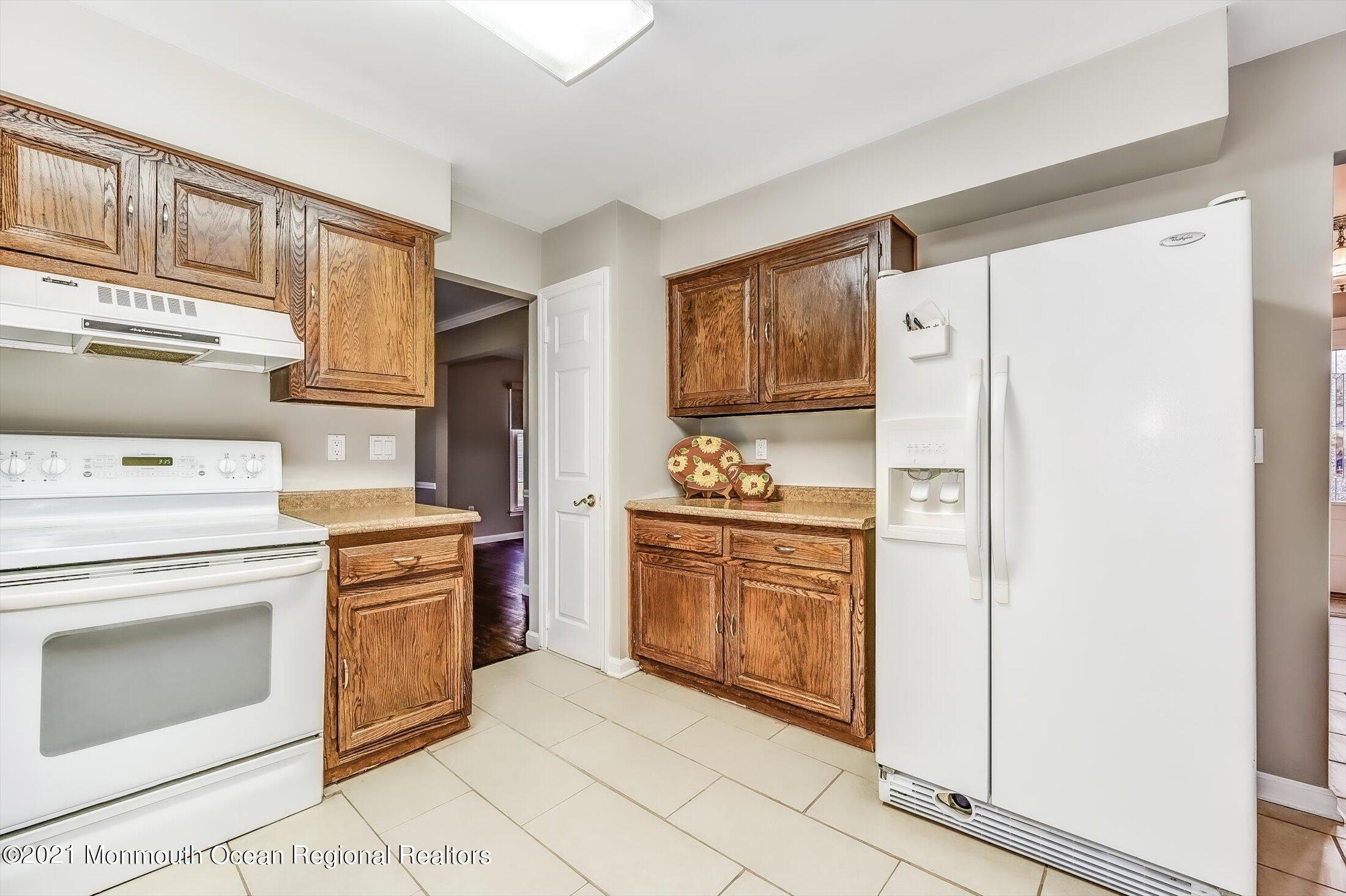 642 Tennent Road Manalapan, NJ 07726 - Photo 10 of 34 14-18179463