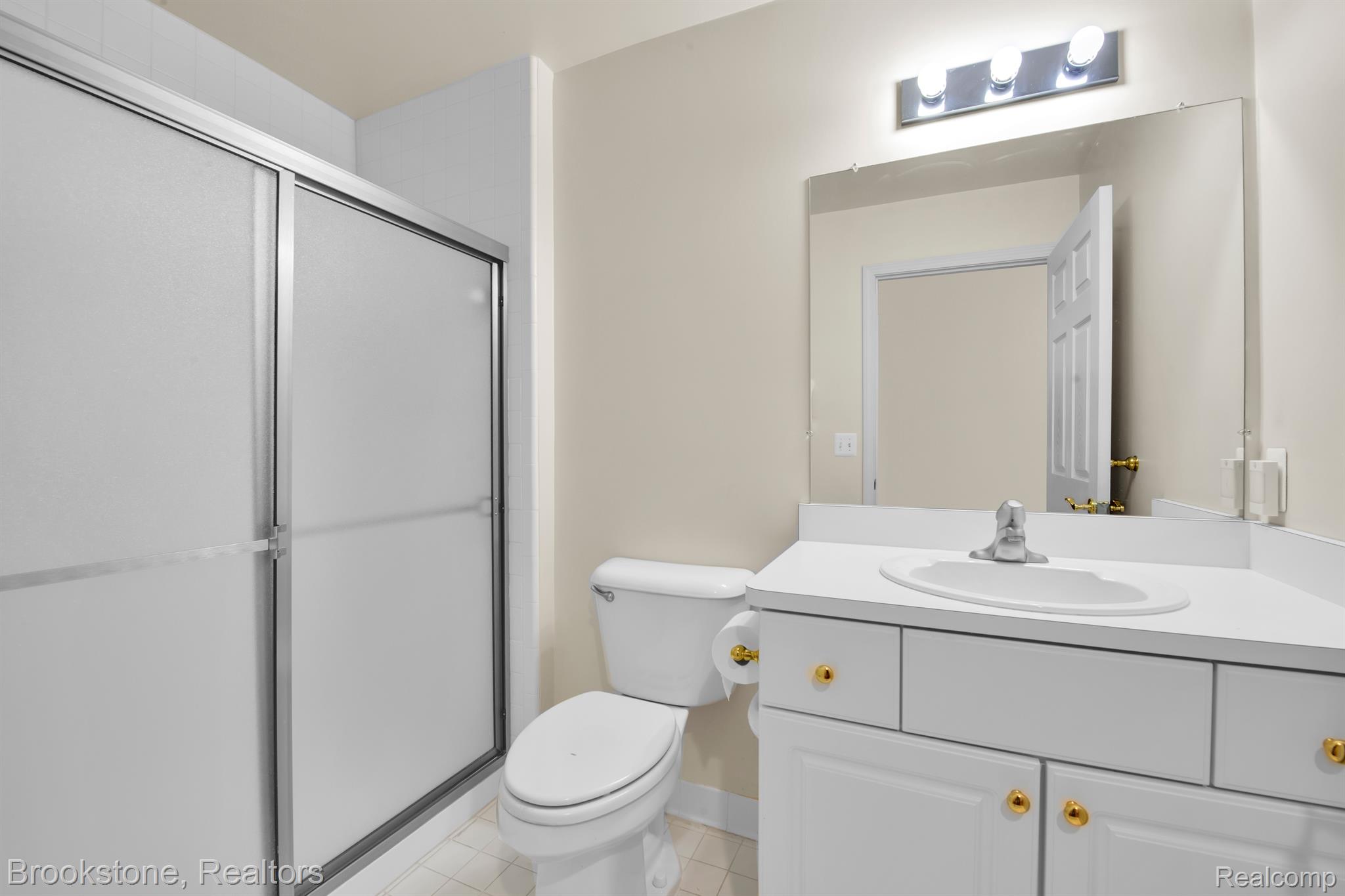 1134 Churchill Circle Rochester, MI 48307 - Photo 20 of 42 2nd Full Bathroom