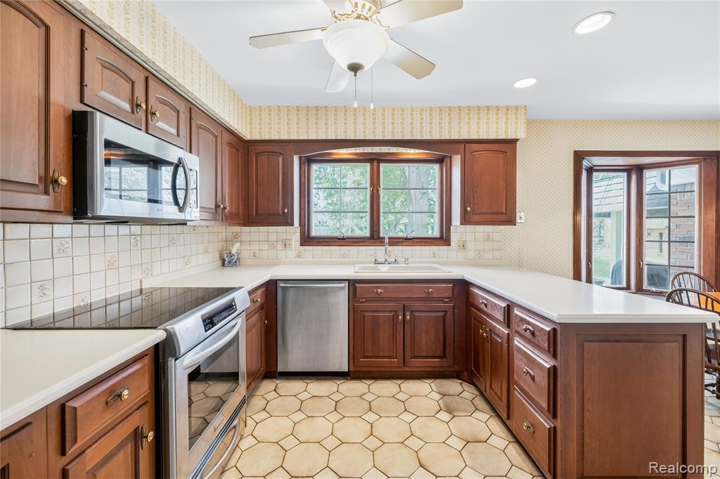 8236 Burning Bush Road Grosse Ile, MI 48138 - Photo 11 of 32