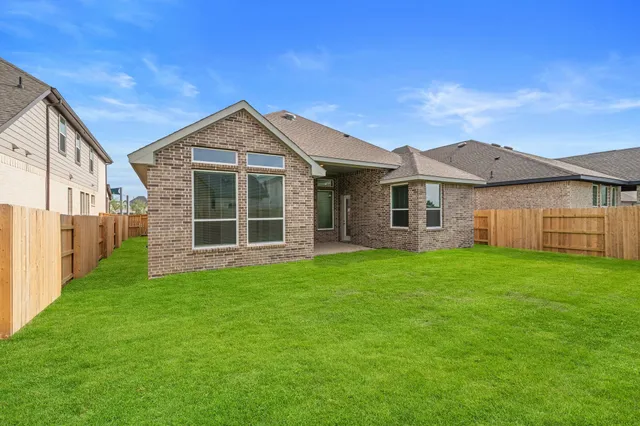 a view of a house with yard and front view of a house