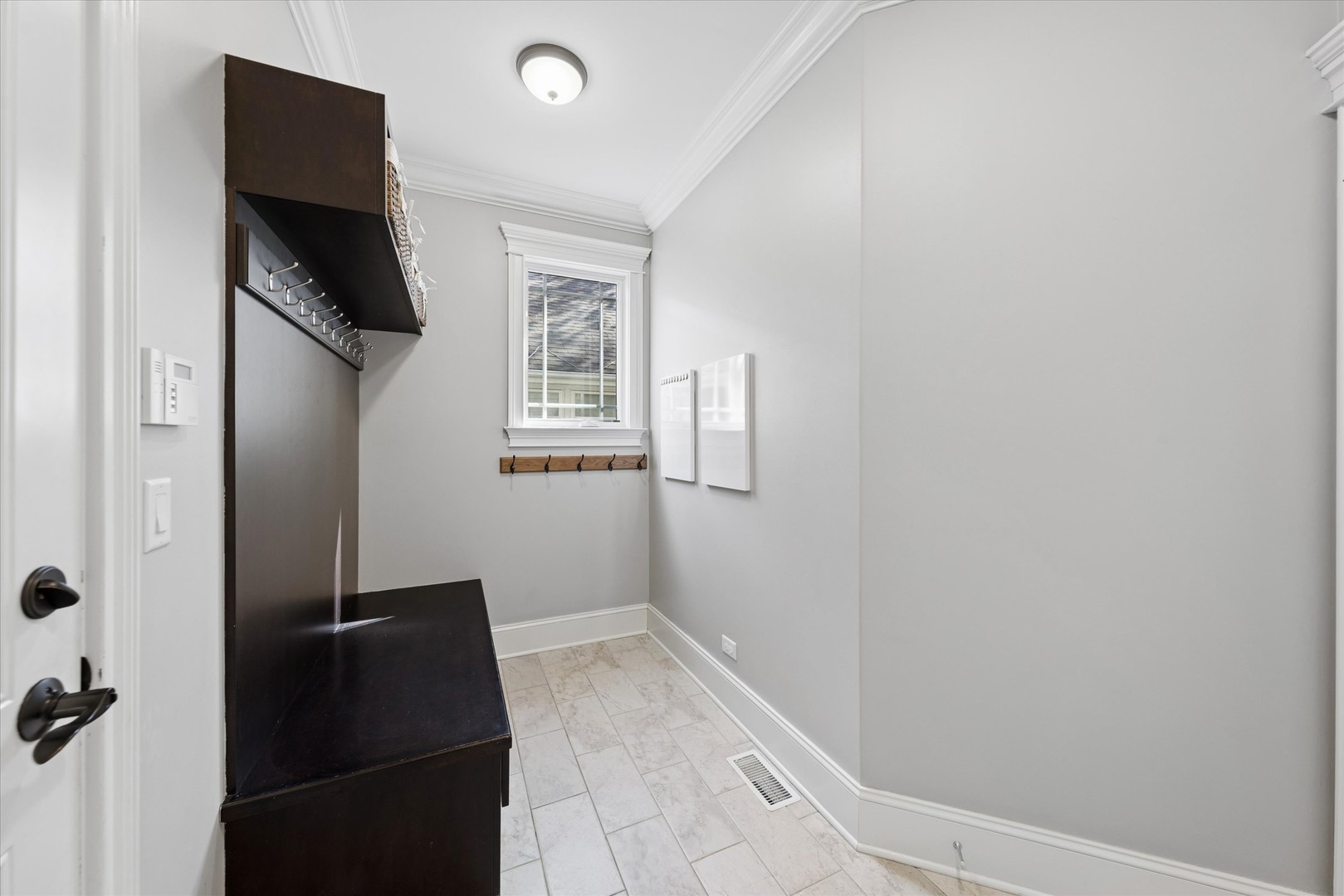 700 Swain Avenue Elmhurst, IL 60126 - Photo 16 of 33 a view of hallway with windows