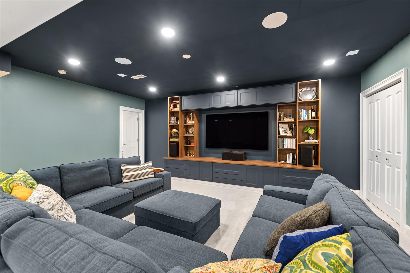 700 Swain Avenue Elmhurst, IL 60126 - Photo 28 of 33 a living room with furniture and a flat screen tv