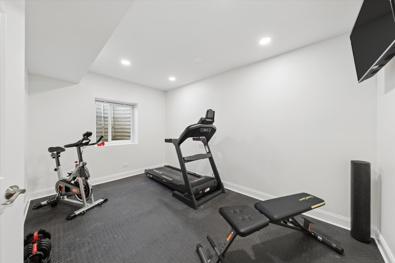 700 Swain Avenue Elmhurst, IL 60126 - Photo 31 of 33 a view of a room with gym equipment