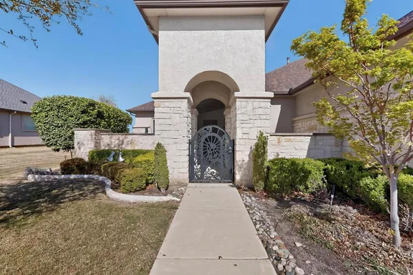 $899,900 | 8708 Crestview Drive, Denton, TX 76207