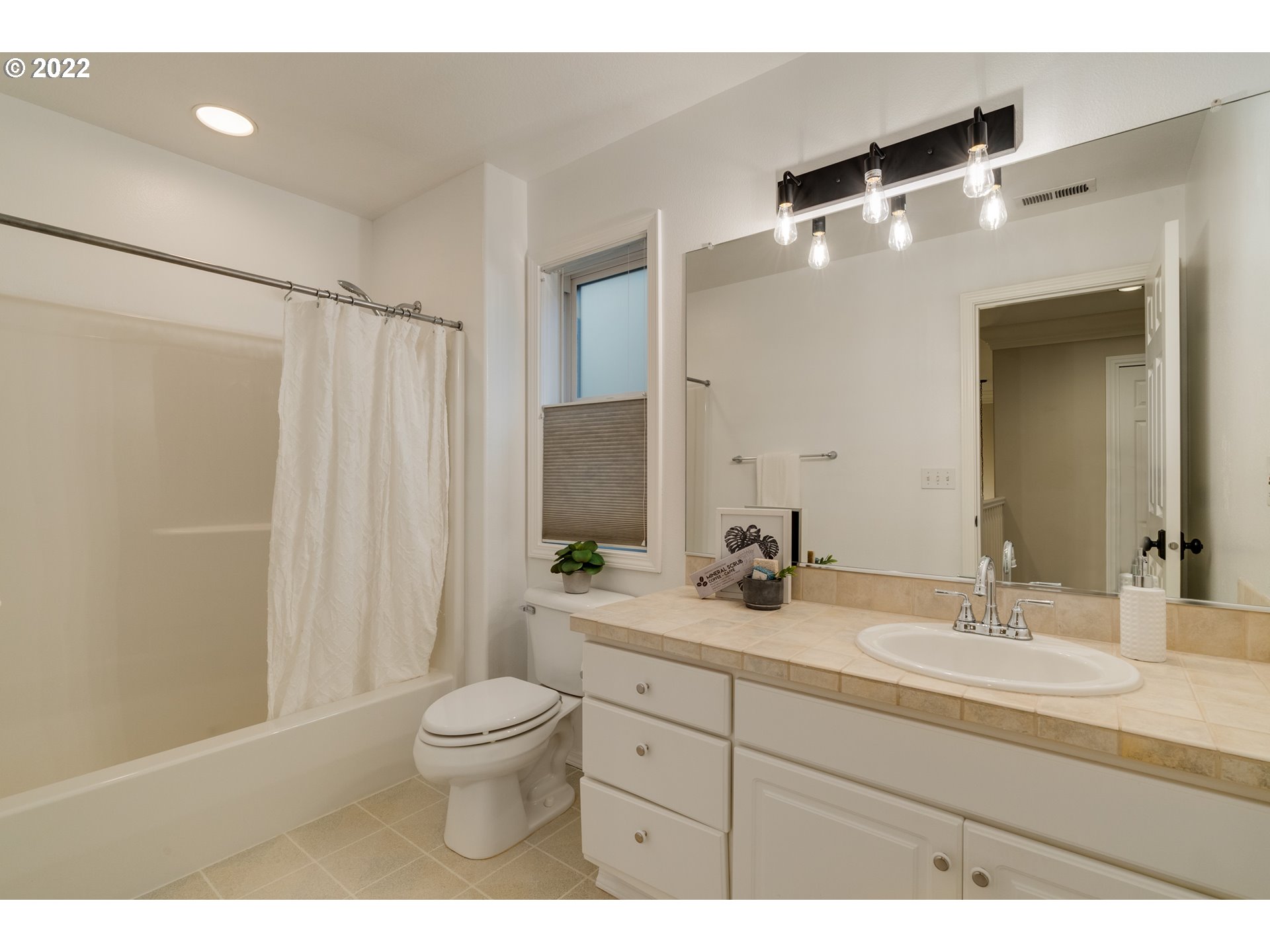 4227 South Pendleton Street Portland, OR 97221 - Photo 26 of 32 Bathroom