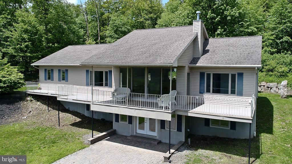 560 Hemlock Road Tamaqua, PA 18252 - Photo 3 of 45 Covered Porch & Deck