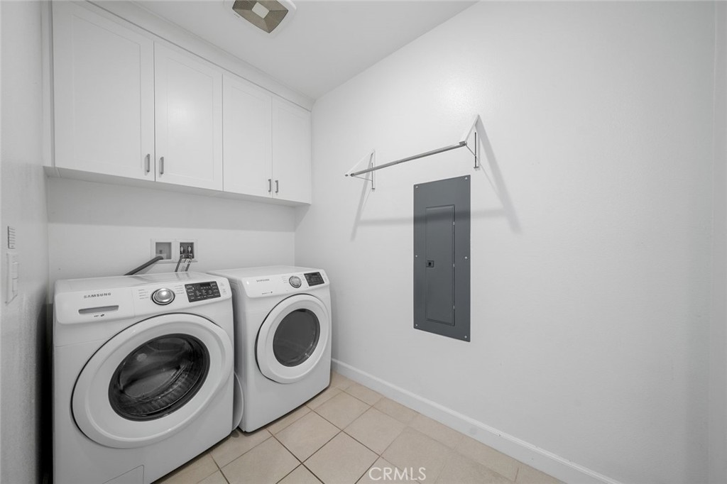 148 Follyhatch Irvine, CA 92618 - Photo 16 of 33 a utility room with dryer and washer