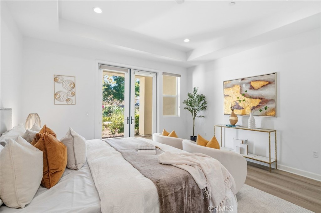 148 Follyhatch Irvine, CA 92618 - Photo 18 of 33 a bedroom with a large bed and a window