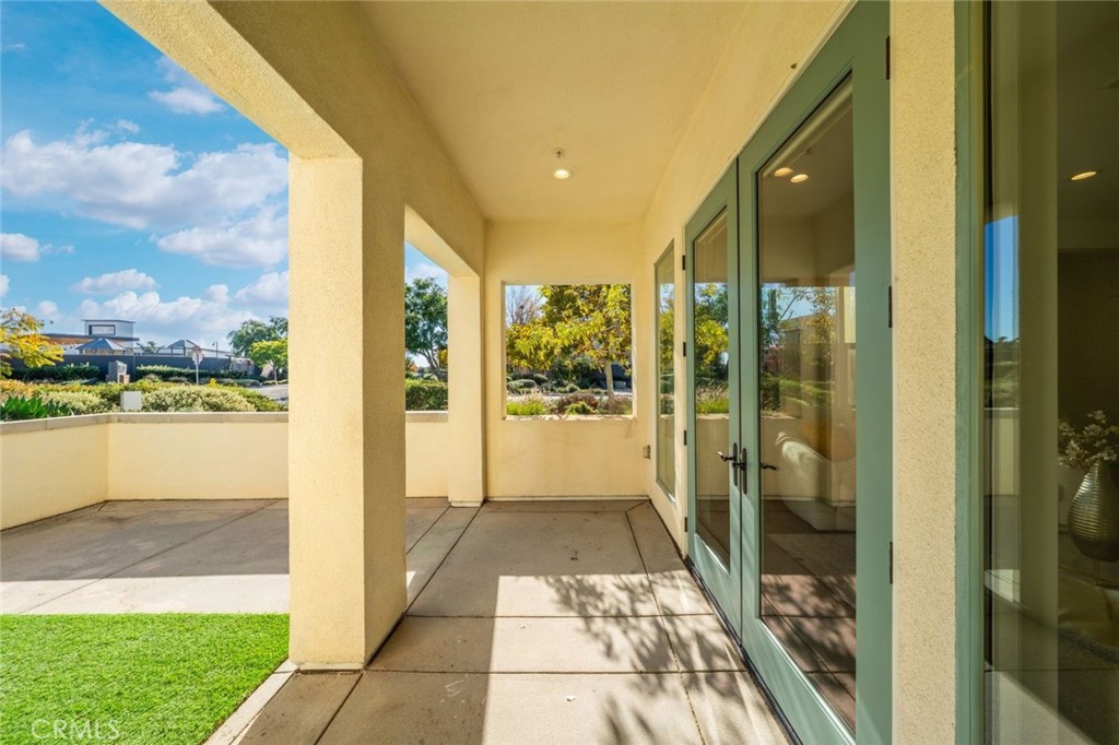 148 Follyhatch Irvine, CA 92618 - Photo 30 of 33 a bathroom with a glass door shower and a yard