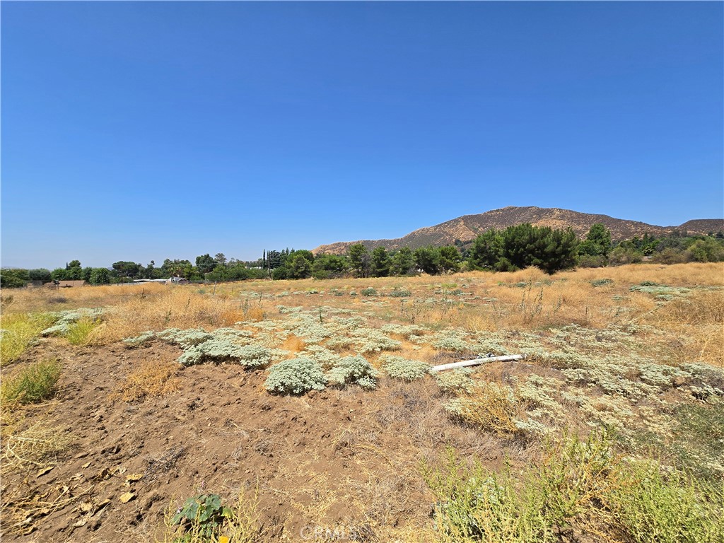 9575 Oak Glen Road Cherry Valley, CA 92223 - Photo 3 of 11 a view of lake and mountain