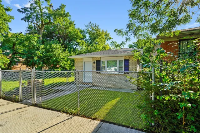 a view of a house with a backyard