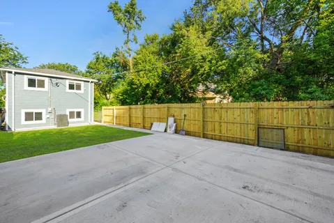 a view of a backyard