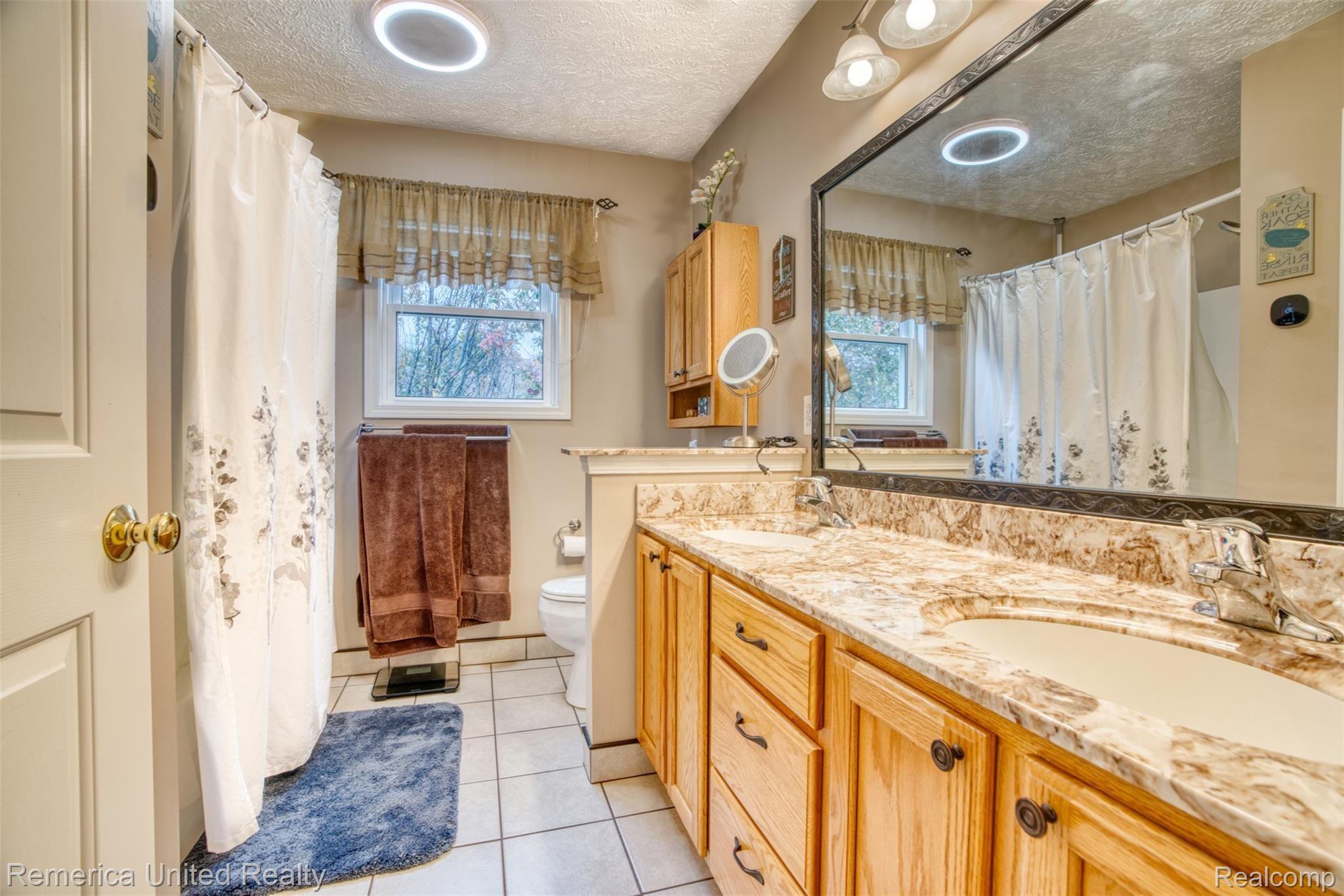 2686 Golf Club Road Howell, MI 48843 - Photo 26 of 78 2686GolfClubRd_OwnersSuiteBathroom_B2Media_Webb Realty Pros