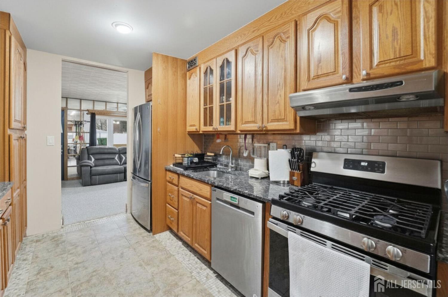 27 Glenville Road Edison, NJ 08817 - Photo 4 of 16