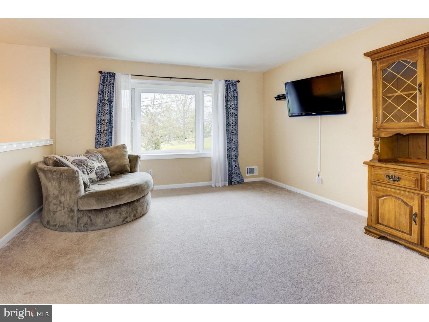 2331 State Street Atco, NJ 08004 - Photo 3 of 25 Living Room