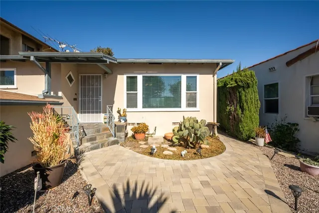 a view of a house with backyard