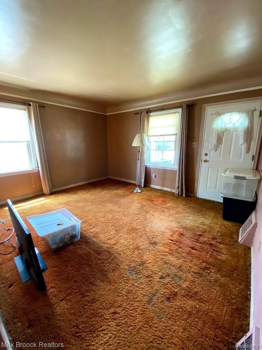 7676 Evergreen Road Detroit, MI 48228 - Photo 2 of 13 7676 Evergreen Living Room.jpeg