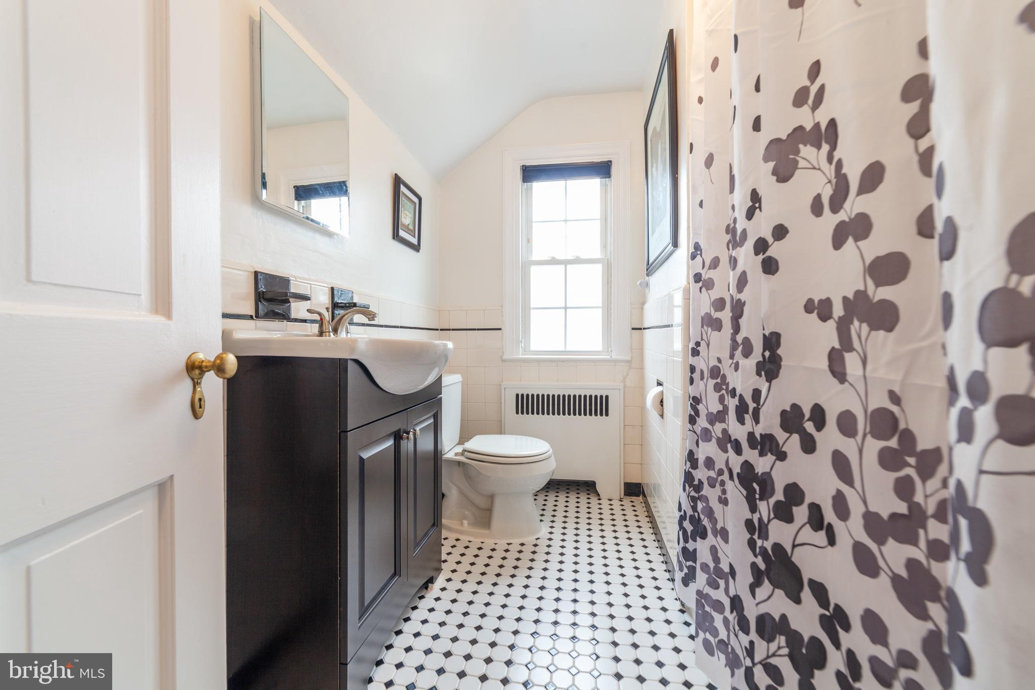 5 Green Valley Road Wallingford, PA 19086 - Photo 17 of 24 Full Bathroom