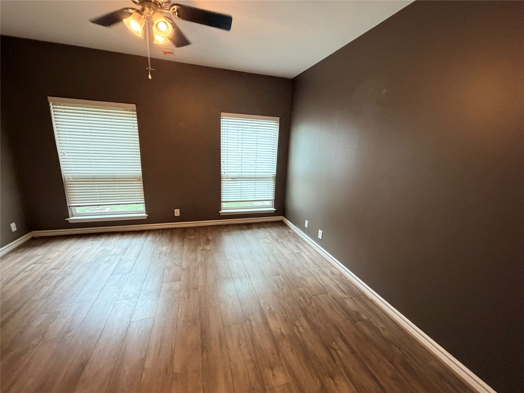 6600 Valleyside Road, Unit D20 Austin, TX 78731 - Photo 9 of 14 Laminate flooring and a ceiling fan create a comfortable atmosphere in this well-appointed living space.
