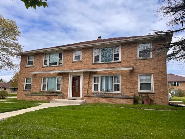 $1,295 | 5500 South Trinthammer Avenue, Cudahy, WI 53110