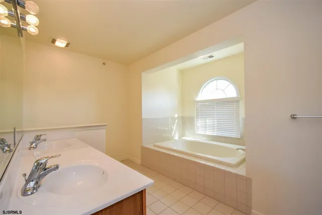 $3,300 | 68 Chelsea Court, Unit 36, Atlantic City, NJ 08401