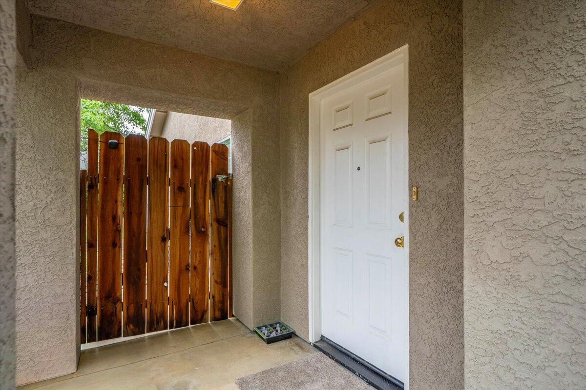4597 Lynbrook Loop Redding, CA 96003 - Photo 6 of 36 Unit 1 - entry