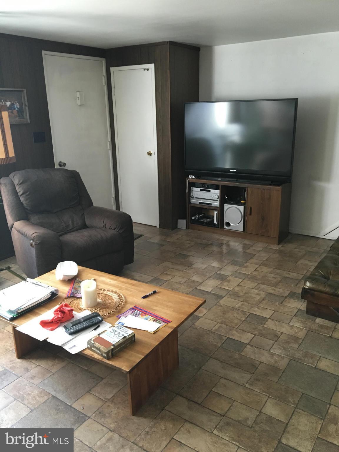 7378 Edsworth Road Baltimore, MD 21222 - Photo 5 of 25 Living Room