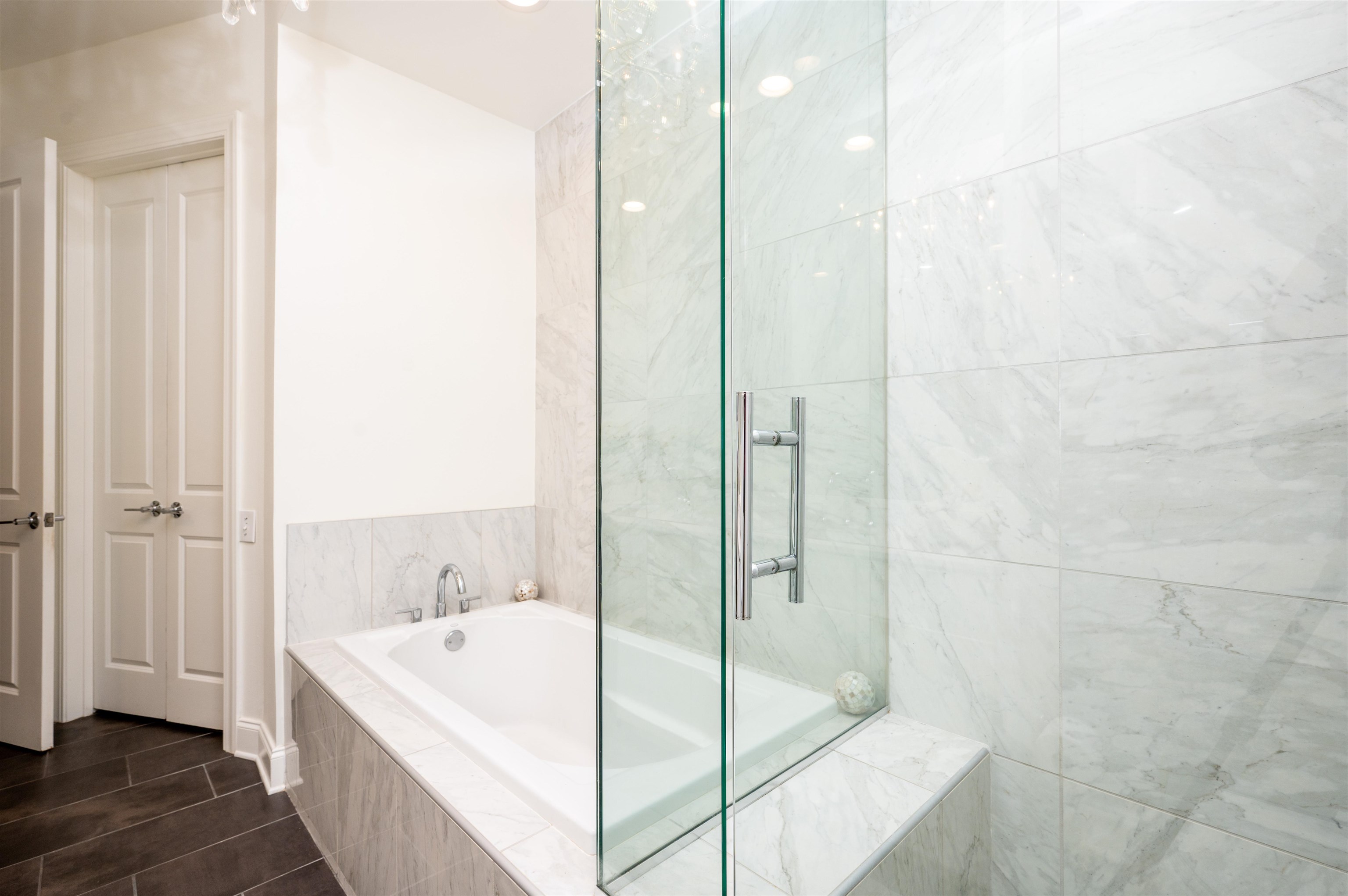 717 Riverside Drive, Unit 903 Memphis, TN 38103 - Photo 11 of 33 a spacious bathroom with a bathtub and a shower