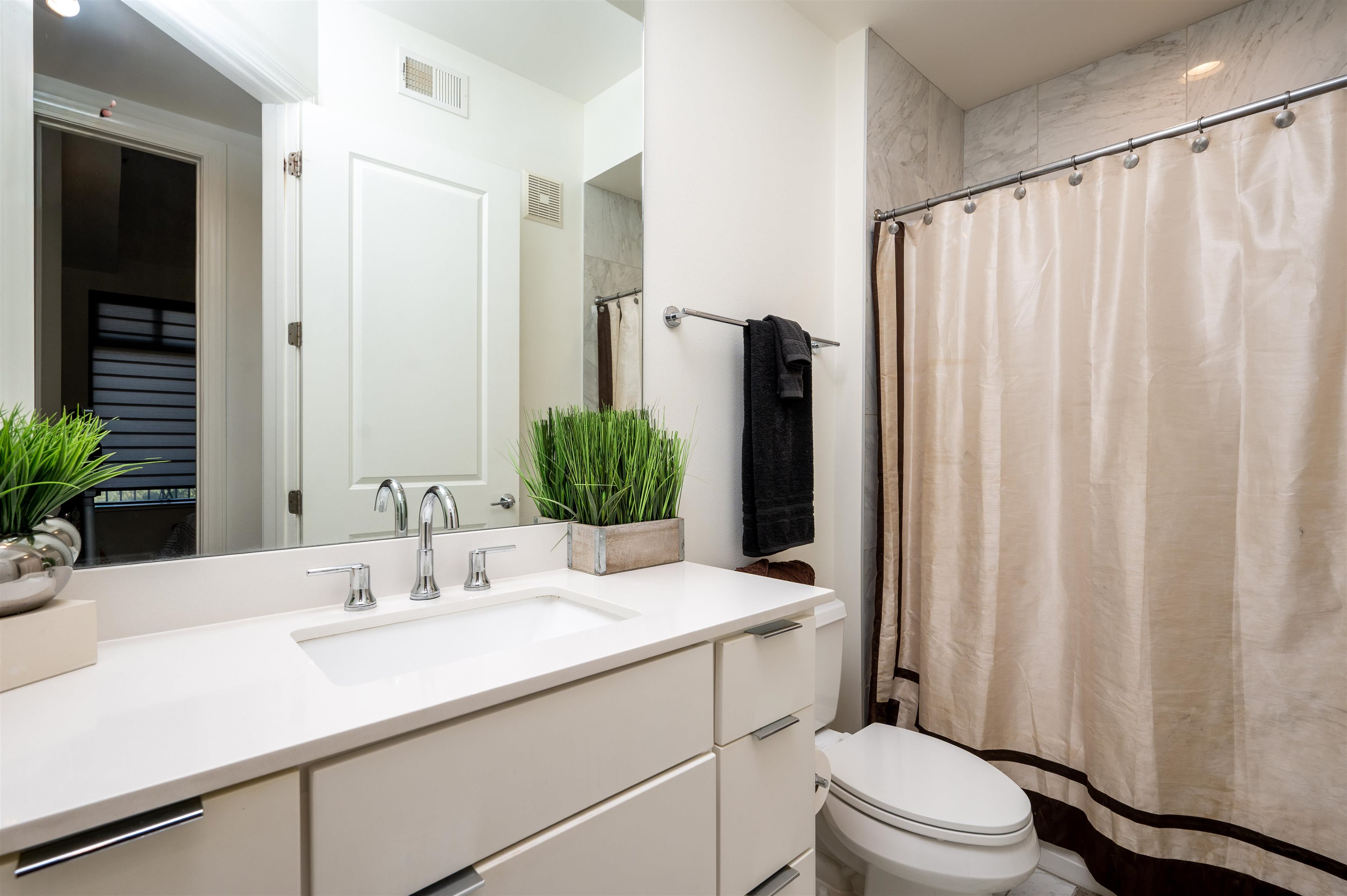 717 Riverside Drive, Unit 903 Memphis, TN 38103 - Photo 12 of 33 a bathroom with a sink a toilet and shower