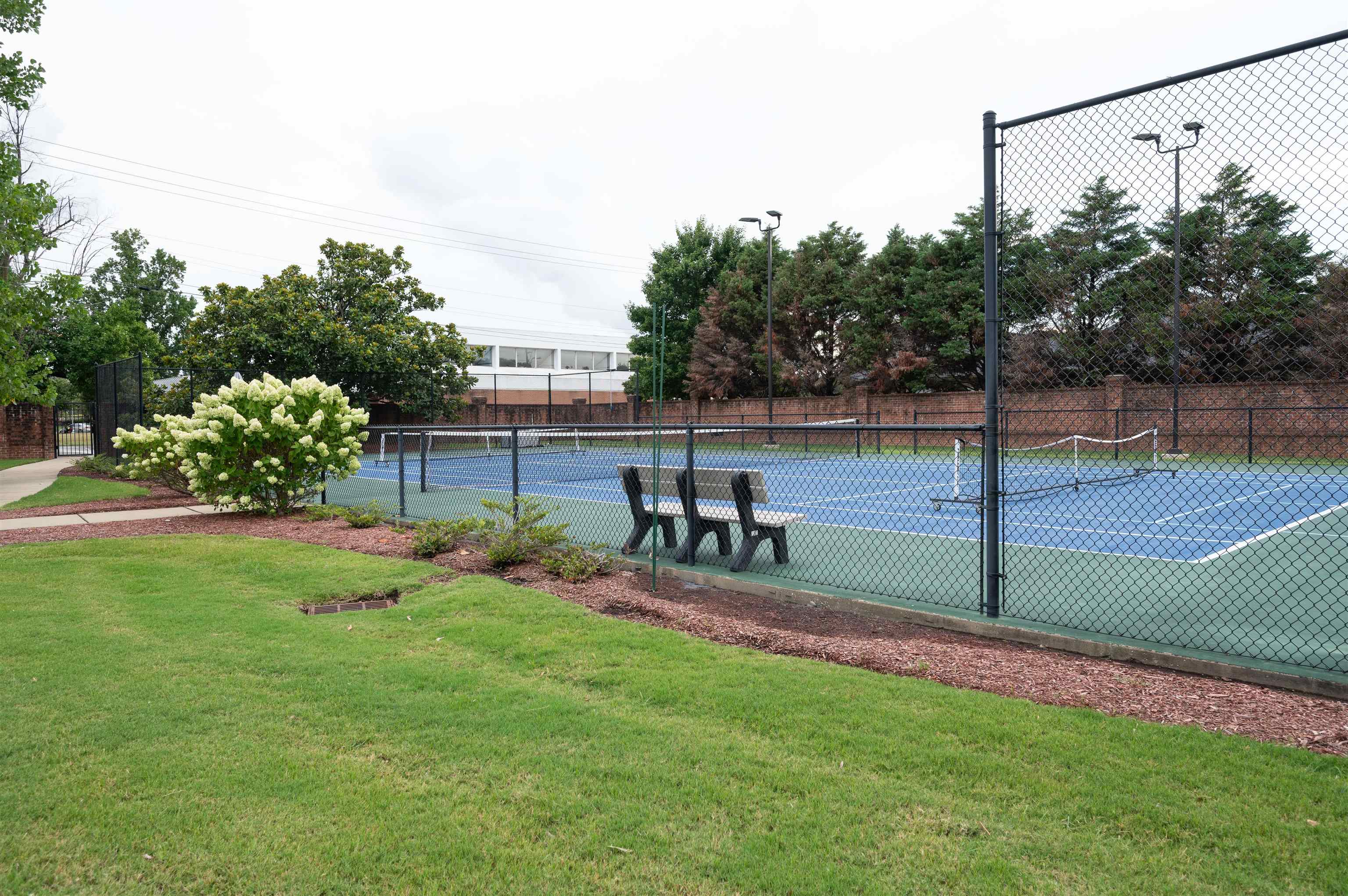 717 Riverside Drive, Unit 903 Memphis, TN 38103 - Photo 33 of 33 a view of a backyard